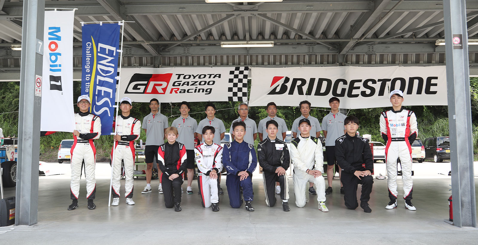 2023 年度 TGR-DC レーシングスクール選考会の参加者と講師