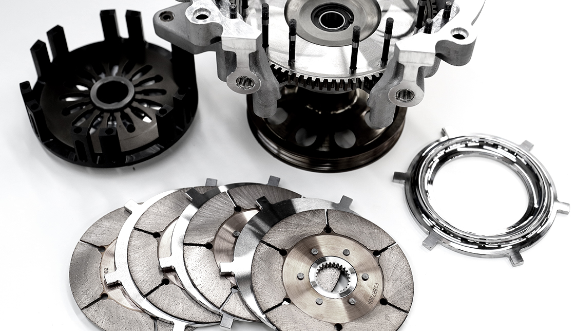 Small-diameter multi-plate clutch designed in accordance with the flywheel size