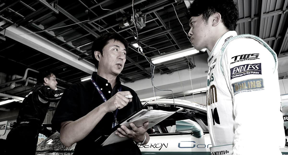 A TRD engineer asks the opinions of driver Ritomo Miyata who drove a LEXUS RC F GT3 in the GT300 class of SUPER GT 