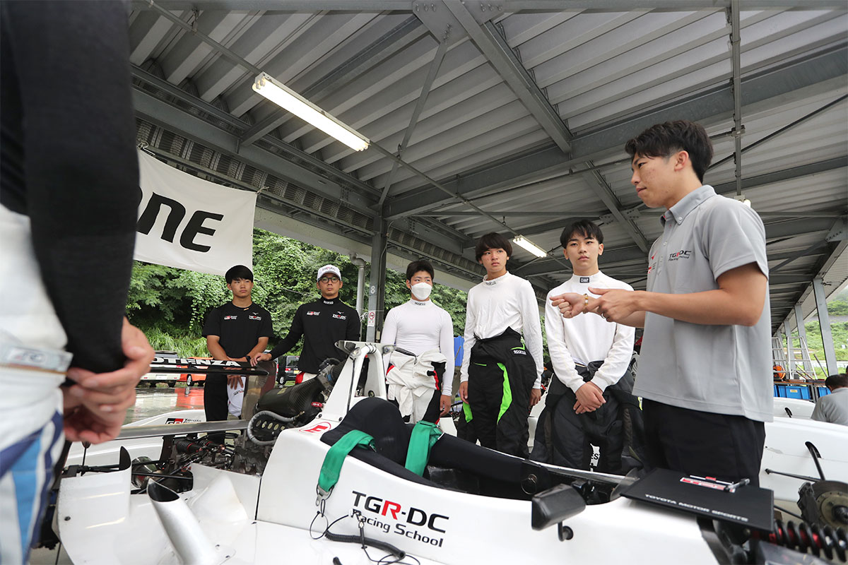 2023 年度 TGR-DC RS 選考会の講師陣と、実際の指導の様子